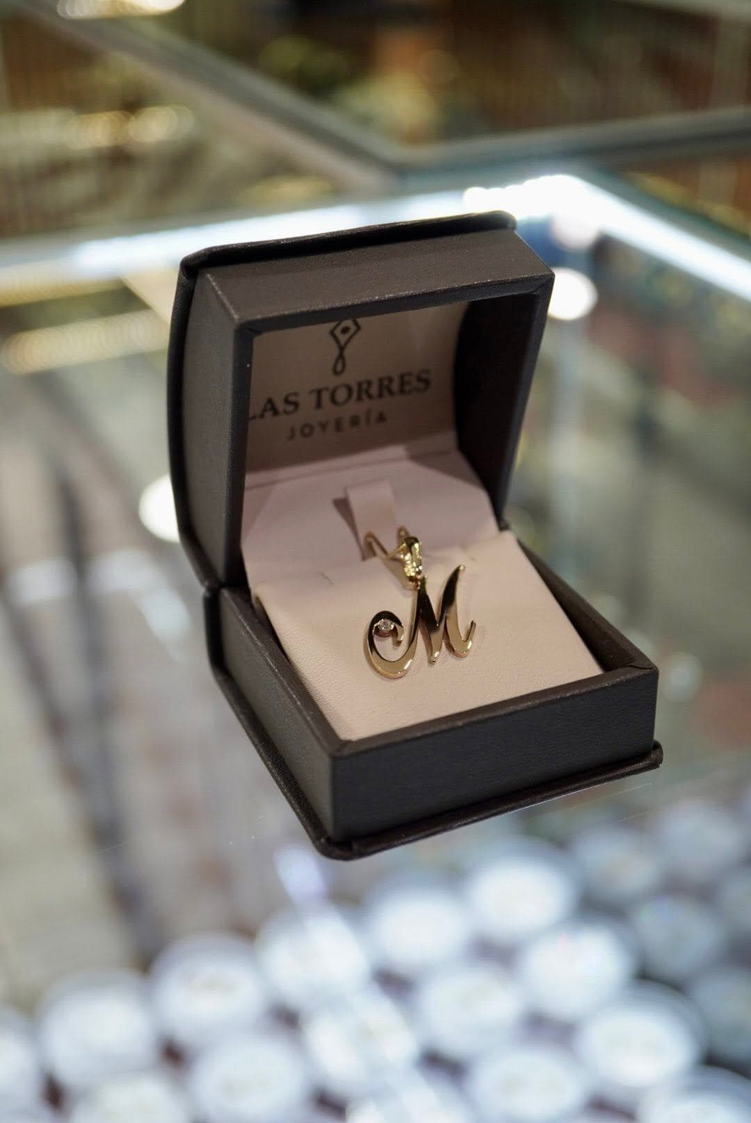 Dije Inicial Personalizada en Oro Sólido con Diamante — vista 3