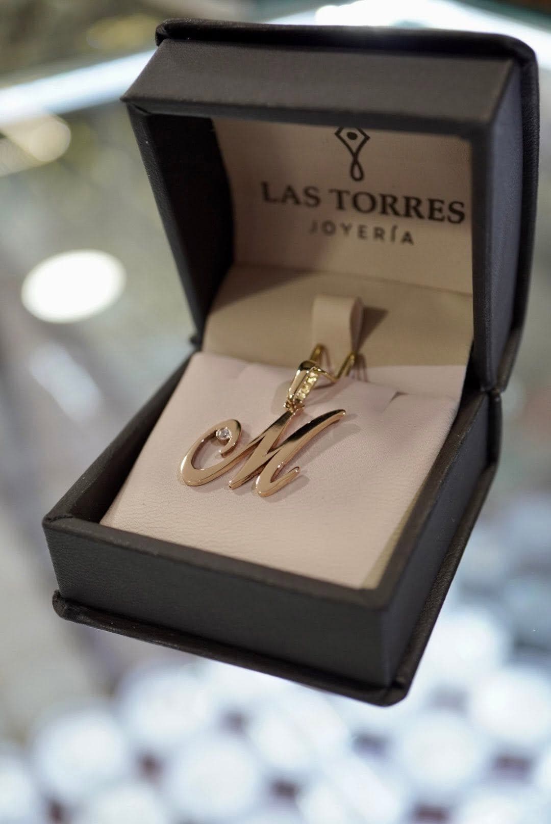 Dije Inicial Personalizada en Oro Sólido con Diamante — vista 2